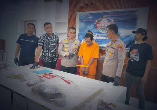 Kapolres Sidrap AKBP Dr. Fantry Taherong merilis pengungkapan kasus pembunuhan yang dilakukan tersangka Rustan, bertempat di Aula Tahtya Daraka Mapolres Sidrap.