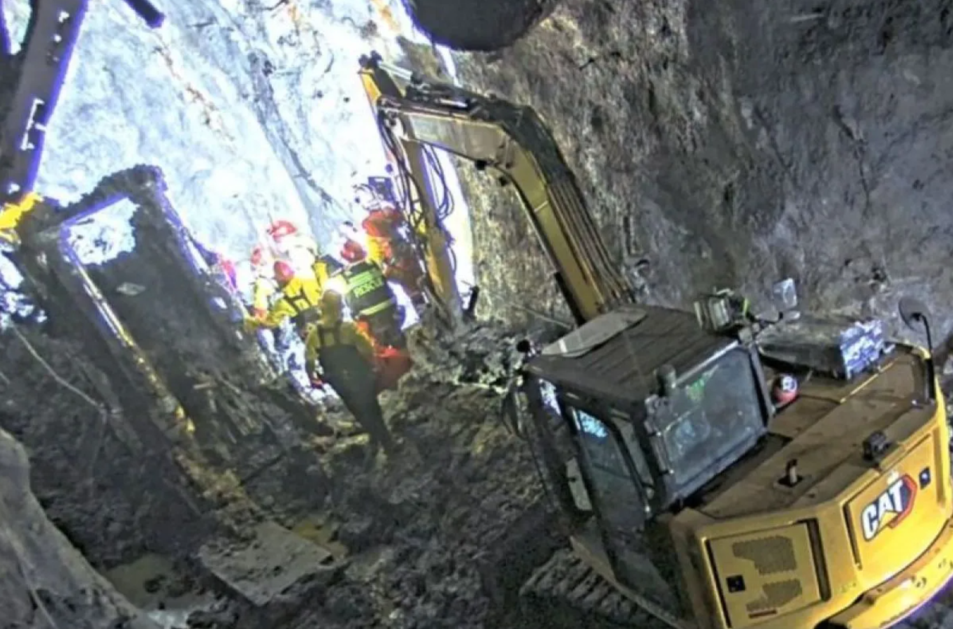 PT Freeport Indonesia mengerahkan sejumlah alat berat untuk mengevakuasi jenazah para pekerja yang terjebak dari lokasi insiden luncuran material basah di tambang bawah tanah Grasberg Block Cave (GBC) Tembagapura. ANTARA/HO-PT Freeport Indonesia